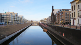 850206 Gezicht over de opnieuw uitgegraven Stadsbuitengracht tussen het Vredenburg en het Paardenveld te Utrecht, vanaf ...